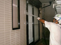 外壁の下地補修こそが建物の寿命を左右する1.薬品洗浄による汚れの除去